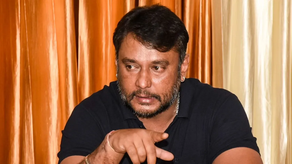 did-darshan-show-middle-finger-to-media-viral-video-of-renuka-swamy-murder-accused-is-proof